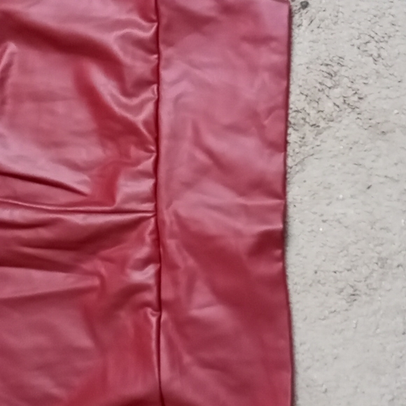 Plus size faux leather leggings in 1x burgundy - Picture 2 of 2